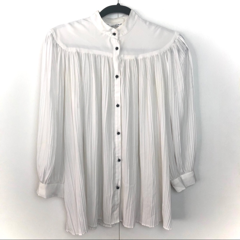 Oscar De La Renta Sport Pleated Long Sleeve Blouse White with Black Buttons